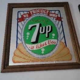 The mirror features an acrylic etched glass sign with the iconic 7-Up logo and is in great shape for its age.